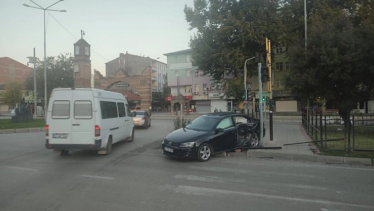 Kavşakta çarpıştılar: 1 yaralı
