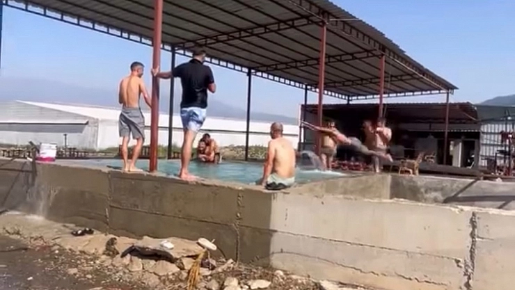 Kavurucu sıcaktan bunalan tarım işçileri maydanoz havuzunda serinledi
