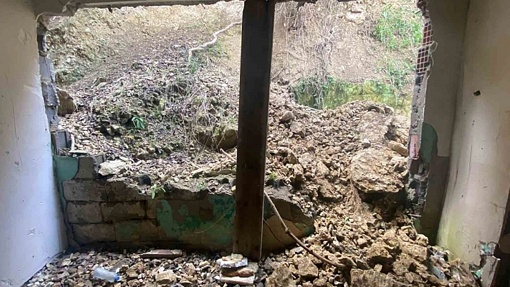 Kayan toprak, evin duvarını yıktı