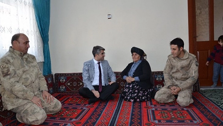 Şehit yakınlarını ziyaret etti