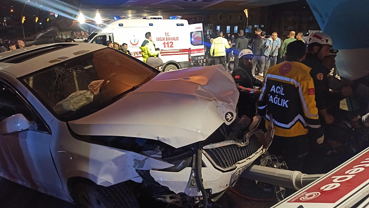 Kazada otomobil hurdaya döndü: 4 yaralı