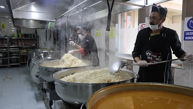 Kazanlar, ihtiyaç sahipleri için kaynıyor