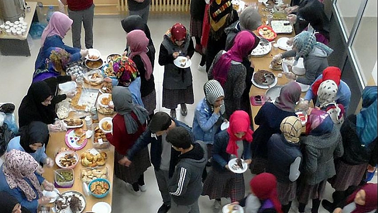 Kermesi ziyaret etti 