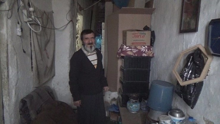 Kimsesiz adam yardım bekliyor