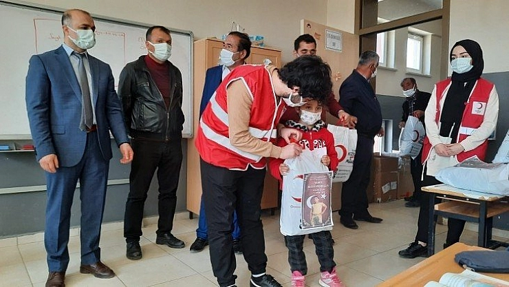 Öğrencilere kıyafet yardımı