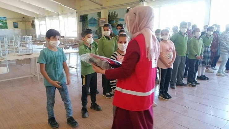 Kızılay'dan okul hediyesi