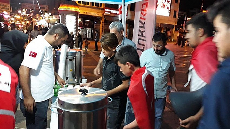 Kızılay'dan vatandaşlara ikram 