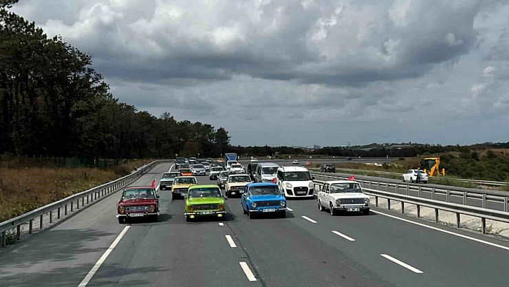 Klasik otomobil tutkunları Arnavutköy'de bir araya geldi
