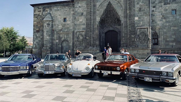 Klasik otomobil tutkunları Erzurum'da buluşuyor