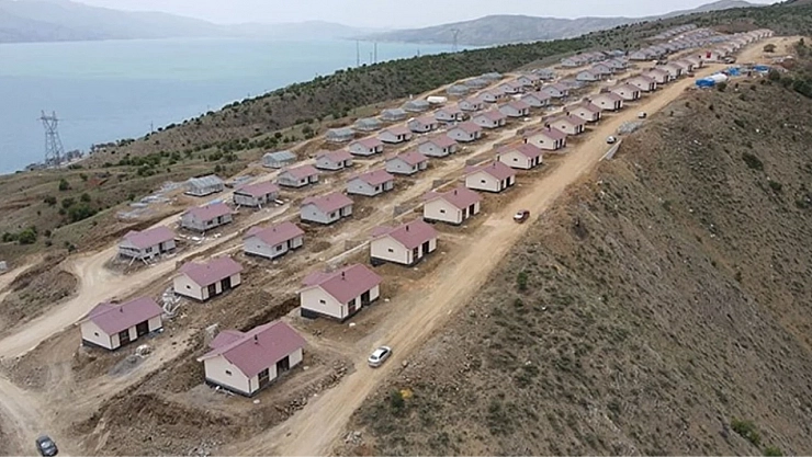 Komşuda deprem konutlarının ihalesi iptal edildi..!