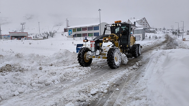 Komşuyu kar yağışı vurdu: 46 yerleşim yolu kapandı