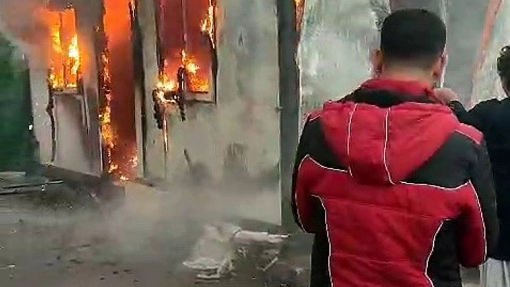 Konteyner alev alev yandı