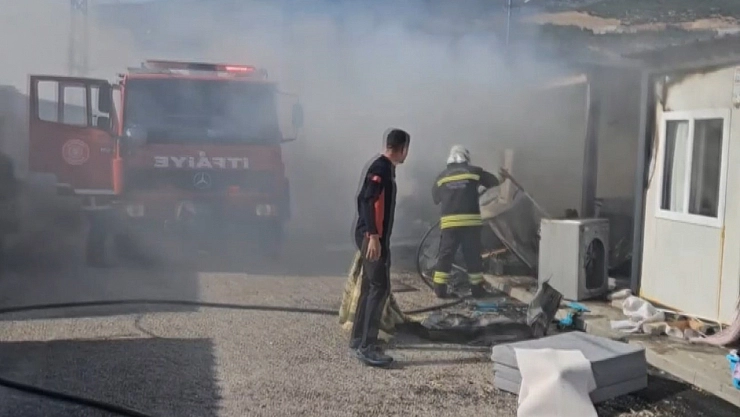 Konteynerler yangında kül oldu