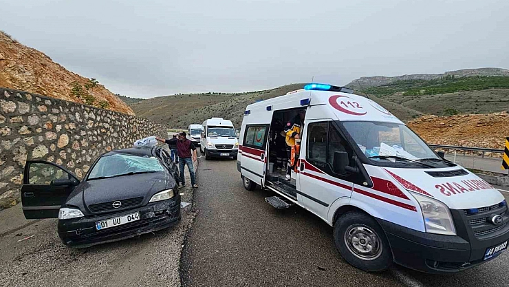 İstinat duvarına çarptı 4 yaralı