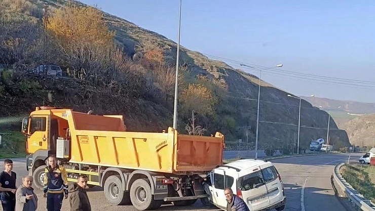 Kontrolden çıkan araç kamyonun altında girdi