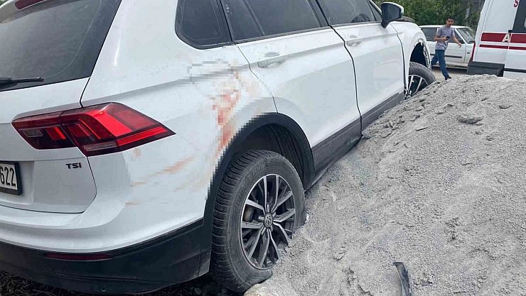 Kontrolden çıkan cip yol kenarına savruldu