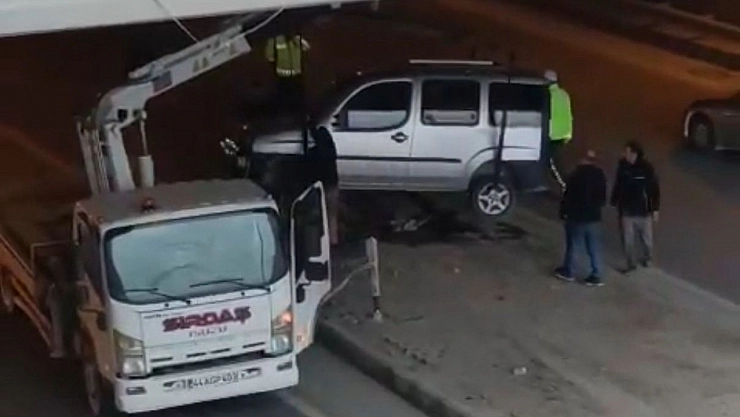 Kontrolden çıkıp refüje çarptı