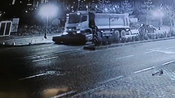 Kontrolden çıkan kamyon araçları biçti