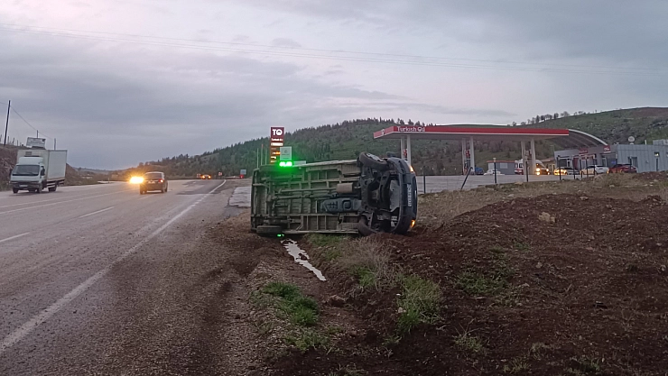 Kontrolden çıkan minibüs devrildi: 2 yaralı