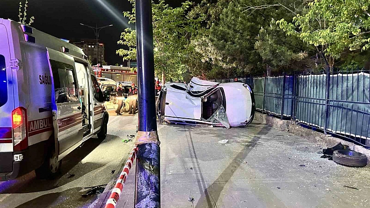 Aydınlatma direğine çarptı