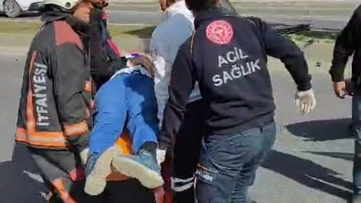 Kontrolden çıkan otomobil refüje çarptı