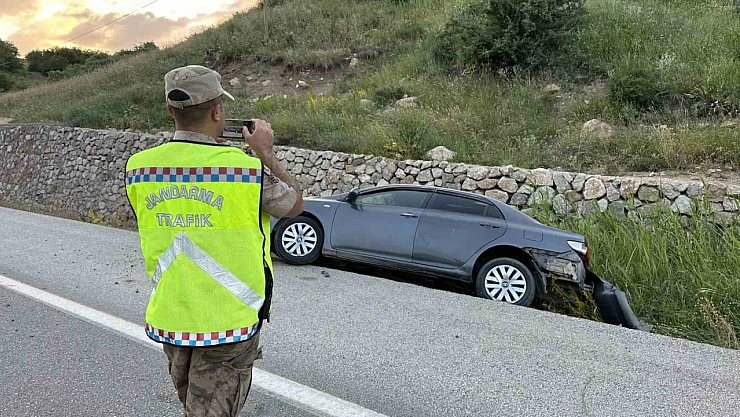 Otomobil şarampole yuvarlandı