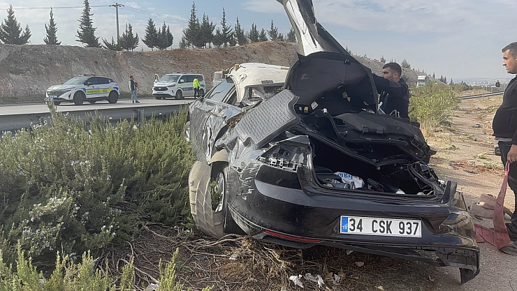 Kontrolden çıkan otomobil taklalar atarak refüje uçtu: 1 ölü, 4 yaralı