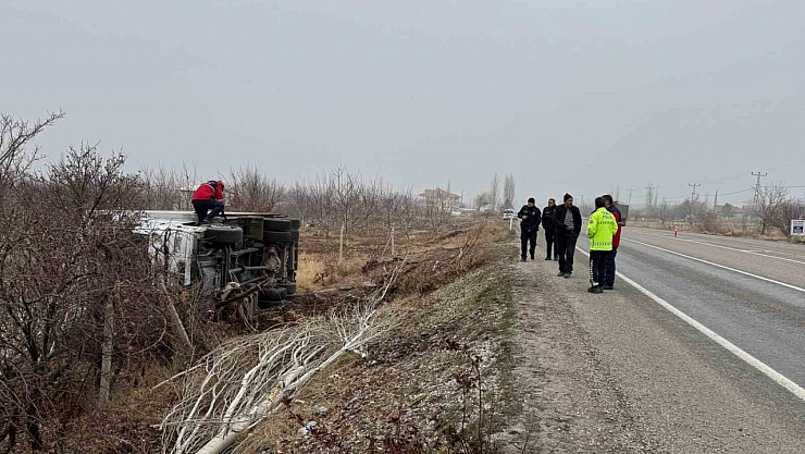 Malatya'da Kontrolden Çıkan Kamyon Devrildi: 1 Yaralı!
