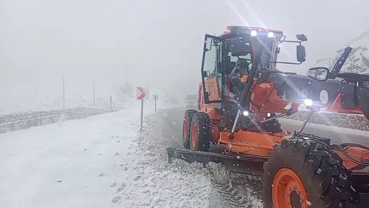 Kop Dağı'nda yoğun kar yağışı gece boyunca devam etti