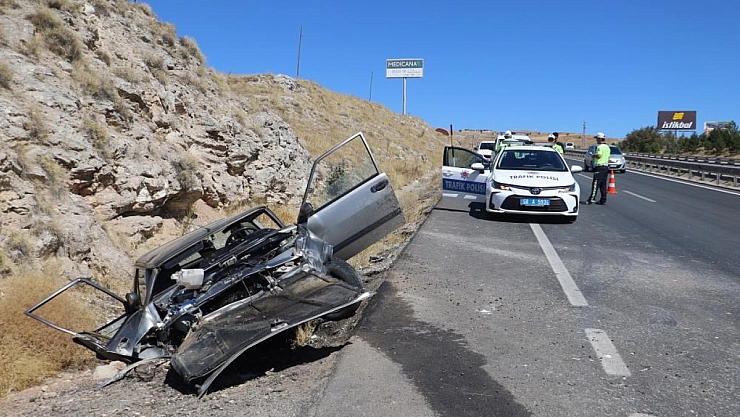 Köpeğe çarpmamak için manevra yaptı! Araç şarampole uçtu