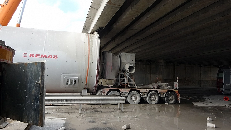 Köprü altında sıkışan tırı kurtarma operasyonu