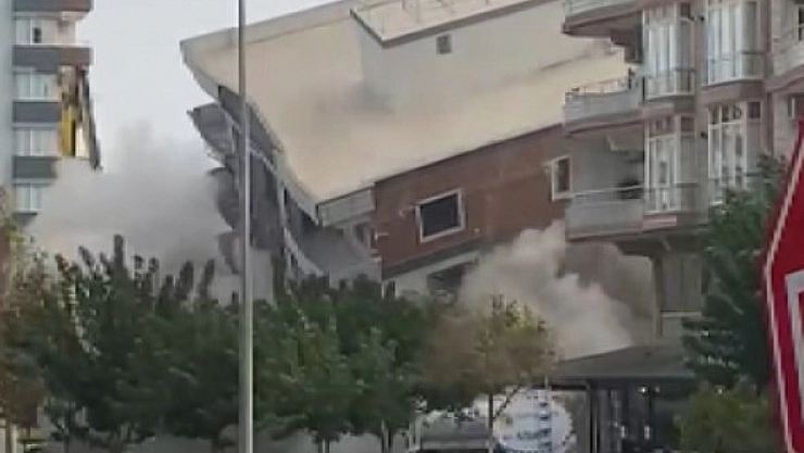 Korna sesiyle ağır hasarlı binayı yıktılar