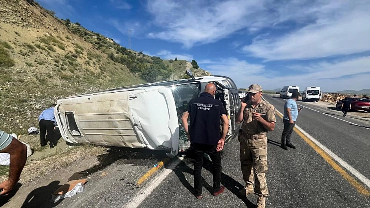 Köy minibüsü takla attı: 3'ü ağır 7 yaralı