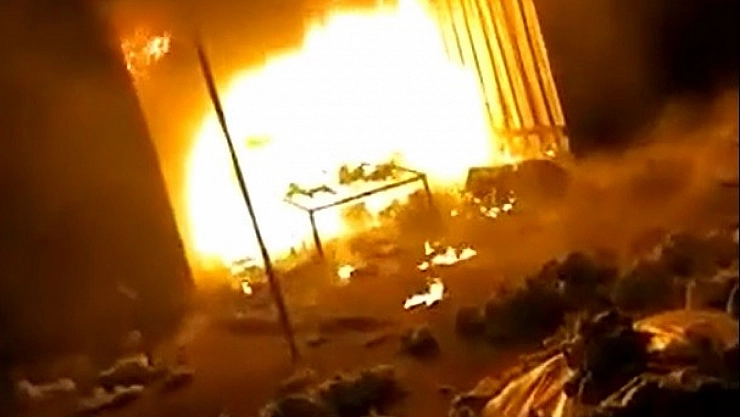 Kundaklanan dükkan küle döndü