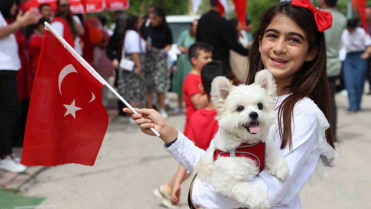 Elazığ'da, 23 Nisan Sokağında çocuklar şiir okudu, halay çekti