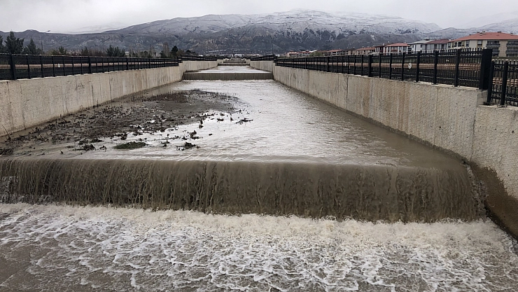 Kuruyan dere suya kavuştu