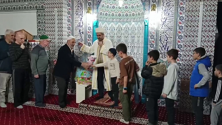 Kuşakları Buluşturan Teravih: Çocuklar Camide Büyükleriyle Buluştu