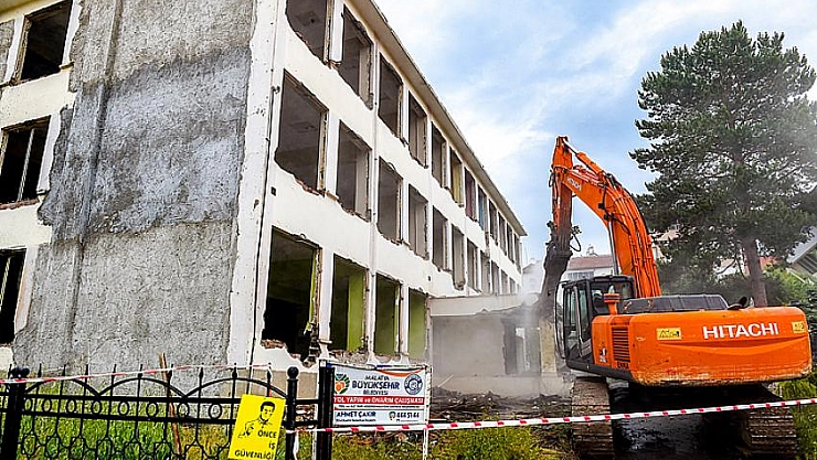 Kütüphane yıkılıyor