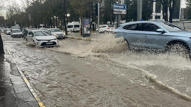 Kuvvetli sağanak yağış cadde ve sokakları göle döndürdü