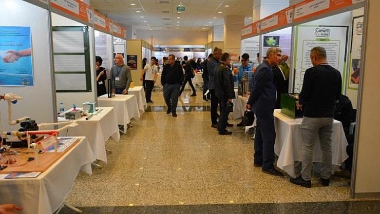 Lise öğrencileri projelerini sergiliyor