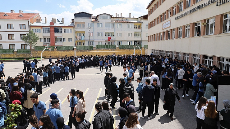 Lise öğrencileri kardeş okul için hayır panayırı düzenledi