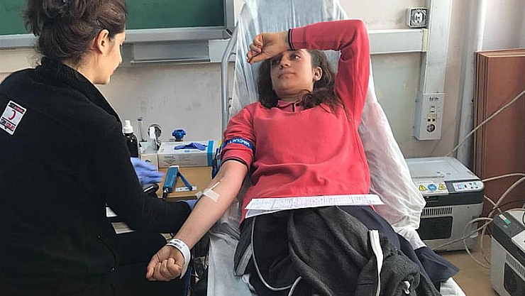 Liselilerden kan bağışı