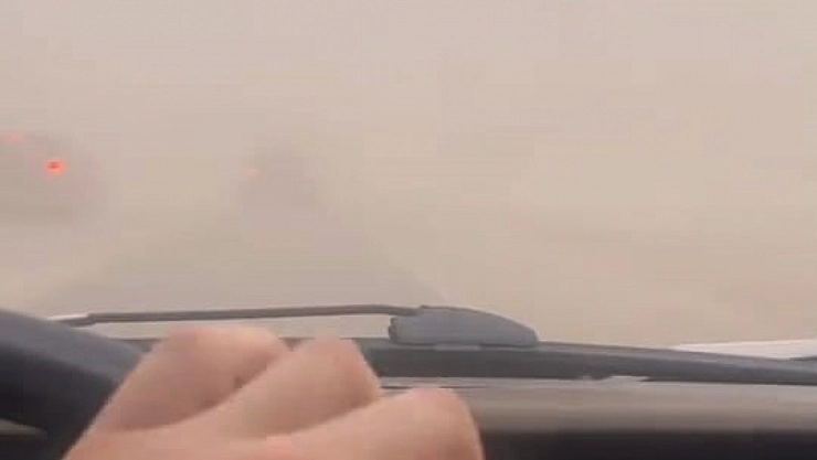 Lodos, İnegöl'ü toz bulutu ile kapladı