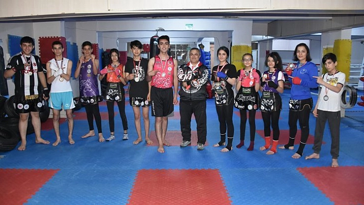 Madalyaları topladılar