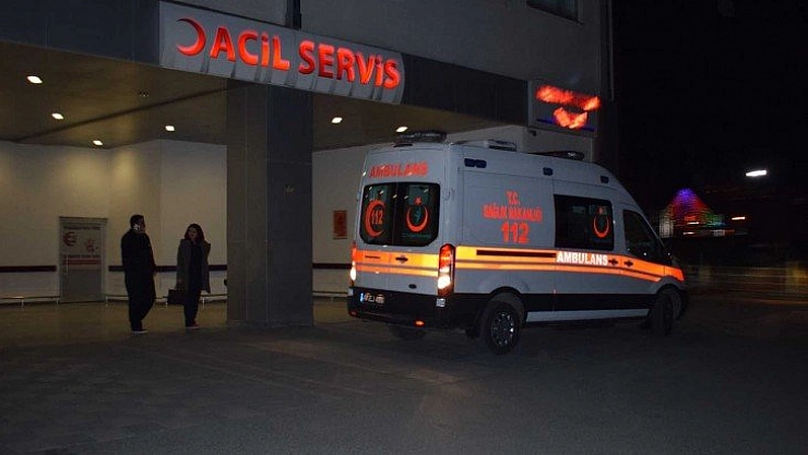 Madde bağımlısı, kırık bardakla 3 hemşireyi rehin aldı