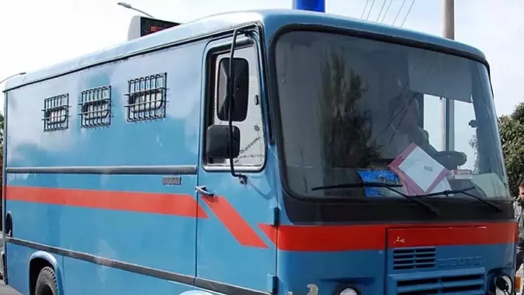 Mahkûmların bulunduğu araç devrildi