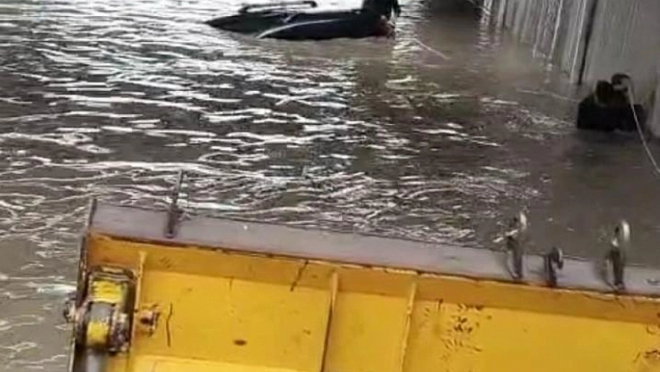 Mahsur kalan sürücüyü kepçe operatörü kurtardı