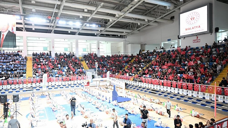 Malatya Büyükşehir'den okullara spor malzemesi desteği