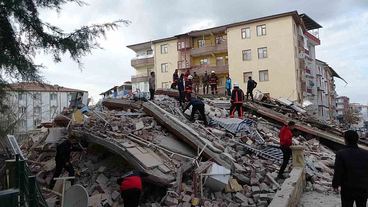 Malatya'da hasarlı bina çöktü