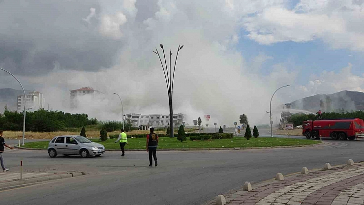 Ağır hasarlı binaların yıkımları devam ediyor